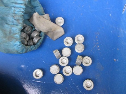 Fiat 125p polonez zaslepka korek glowicy