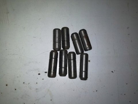 Fiat 125p prowadnica zaworu 8szt.