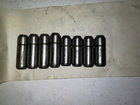 Fiat 125p prowadnica zaworu 8szt.