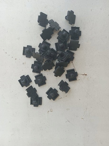 Fiat 125p spinki listwy blotnika drzwi 26szt