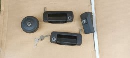 Fiat 126p klamki drzwi zamek paliwa ,maski pokrywy silnika oryginalne