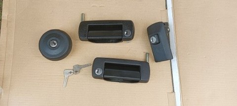 Fiat 126p klamki drzwi zamek paliwa ,maski pokrywy silnika oryginalne