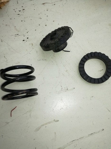 Fiat 126p sprezyna poduszka silnika