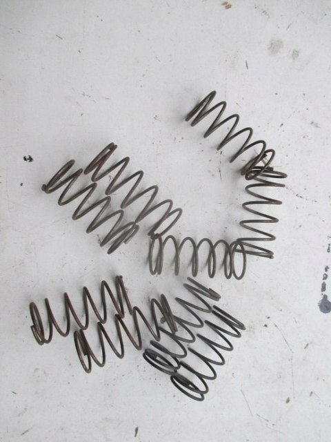 Polonez fiat 125p sprezyna pompa paliwa