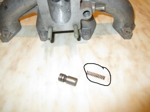 Fiat 125p sprezynka kolektora ssacego gaznika