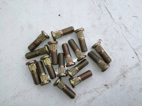 Matiz sruba szpilka kola