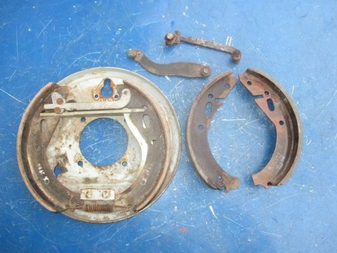 SKODA 100s szczeki hamulcowe tarcza kotwiczna